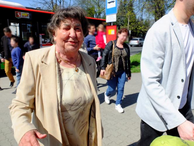 Lublin. Darmowy autobus dowozi wiernych pod drzwi kościoła. Pomysł proboszcza to HIT!