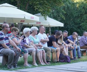 Sielanka na parkiecie w Muzeum Wsi Lubelskiej pod gołym niebem! Za nami kolejna potańcówka w rytmie miejskiego folkloru z Warszawy i Lwowa