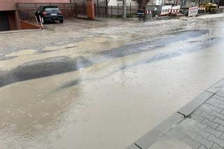 Łatwiej przepłynąć, niż przejść. Tak wyglądała remontowana ul. Królowej Jadwigi 