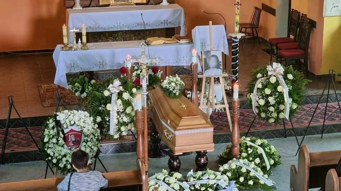 Gryfice. Rozpoczyna się pogrzeb 18-letniej Magdy. Odświętny ołtarz z trumną [ZDJĘCIA]