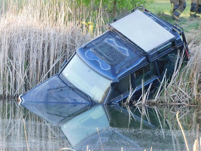 Nietrzeźwy utopił terenówkę w stawie. Potem zaczął pływać i śpiewać