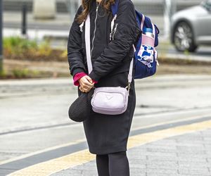 Jachira maluje się w tramwaju