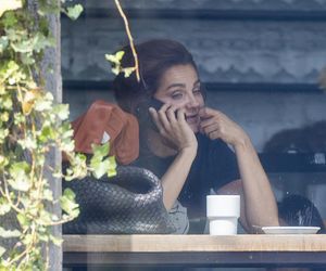 Małgorzata Socha stroi miny przy bajglu