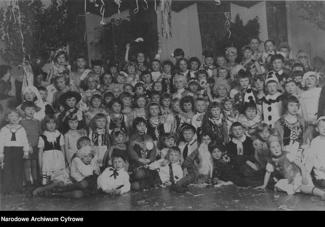 Karnawał, rok 1933. Dzieci pozują do zdjęcia podczas balu kostiumowego, zorganizowanego przez Stowarzyszenie "Rodzina Wojskowa" w salach kasyna 62 Pułku Piechoty Wielkopolskiej w Bydgoszczy. 