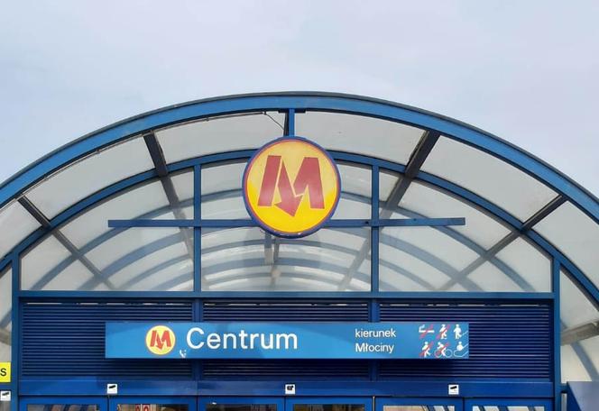 Wypadek na stacji metra w Centrum. Mężczyzna runął pod pędzący pociąg