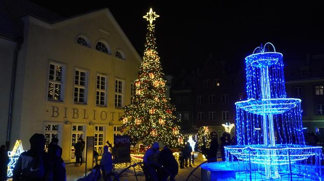 Świąteczne iluminacje w Olsztynie zachwycają. Prawdziwą „gwiazdą” jest choinka na starówce [ZDJĘCIA]