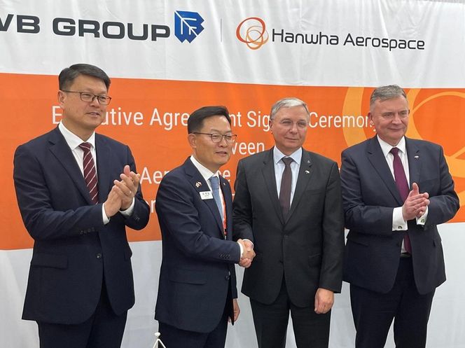 Podpisanie umowy Grupa WB i Hanwha Aerospace