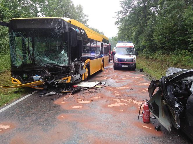 Wypadek w Kwiatonowicach! Zderzenie autobusu i osobówki