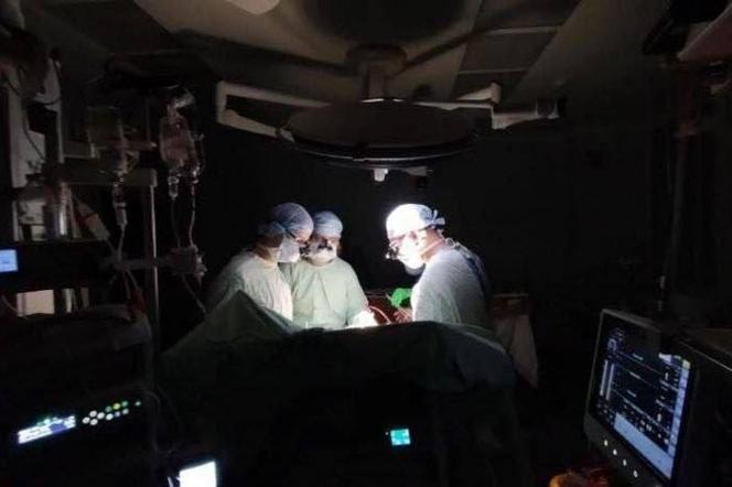 Lwów. Lekarze przeprowadzili operację serca mimo braku energii elektrycznej
