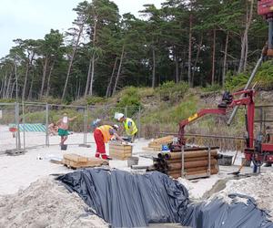 Badanie geologiczne na plaży w Lubiatowie. Budowa elektrowni jądrowej w gminie Choczewo