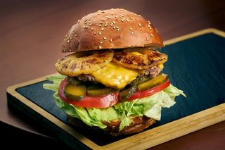 Soczysty burger rodem z Pulp Fiction. Zanurz się w wyjątkowym smaku