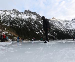 Morskie Oko niczym miejska ślizgawka. Nieodpowiedzialność turystów zwala z nóg