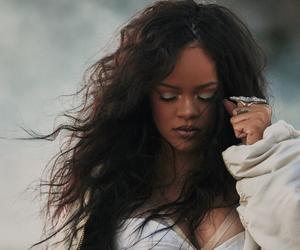 Rihanna w sukience polskiej marki. Światowe gwiazdy kochają Magdę Butrym!