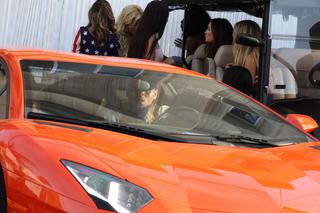 Chris Brown przesiadł się na pomarańczowe Lamborghini Aventador - ZDJĘCIA