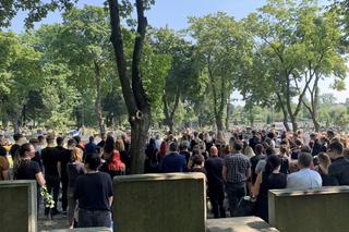 Pogrzeb 18-letniej Wiktorii. Biała urna z prochami spoczęła w grobie. Ból, który rozdziera serca