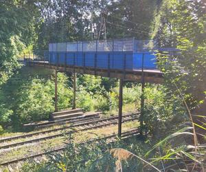 Tak wygląda wysłużona kładka nad torami w Tracku [ZDJĘCIA]