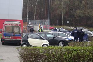 Dwie młode osoby znalezione martwe w sobotę na parkingu przy centrum handlowym w Markach