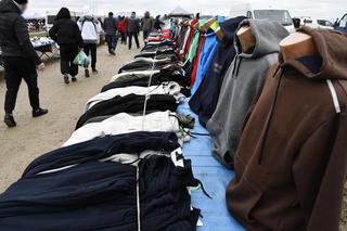 Lubelskie: Podrabiane ubrania i kosmetyki na targowiskach. Kilka osób usłyszało zarzuty 