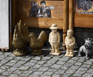 Cała na biało Maria Pakulnis szaleje z sierpem w Lubomierzu. Renata Dancewicz tym razem na spokojnie