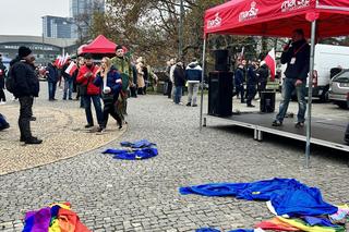 Flagi LGBT i UE na ziemi 