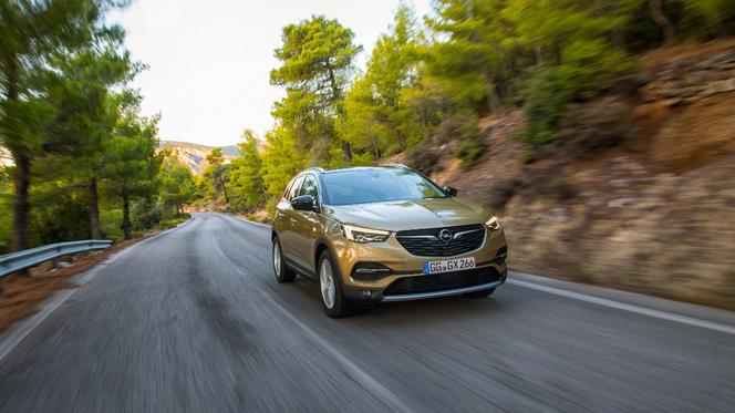 Opel Grandland X z flagowym dieslem