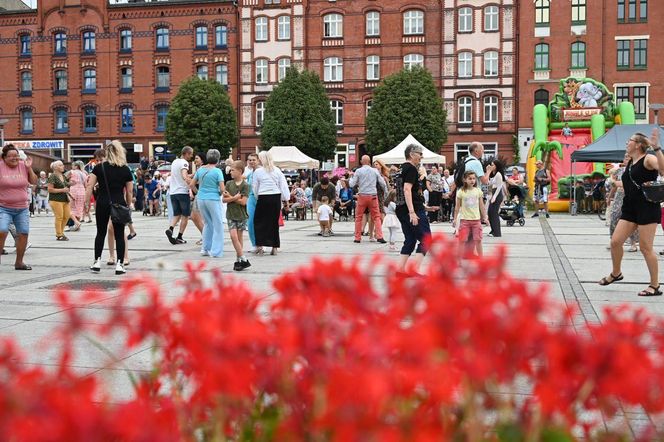 Ruda Śląska tańczy jak dawniej. Międzypokoleniowa potańcówka na rynku porwała tłumy
