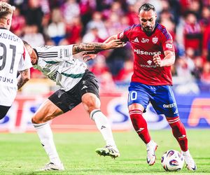 Legia Warszawa – Raków Częstochowa: Wielka afera na meczu! Rzucili się w stronę sędziego