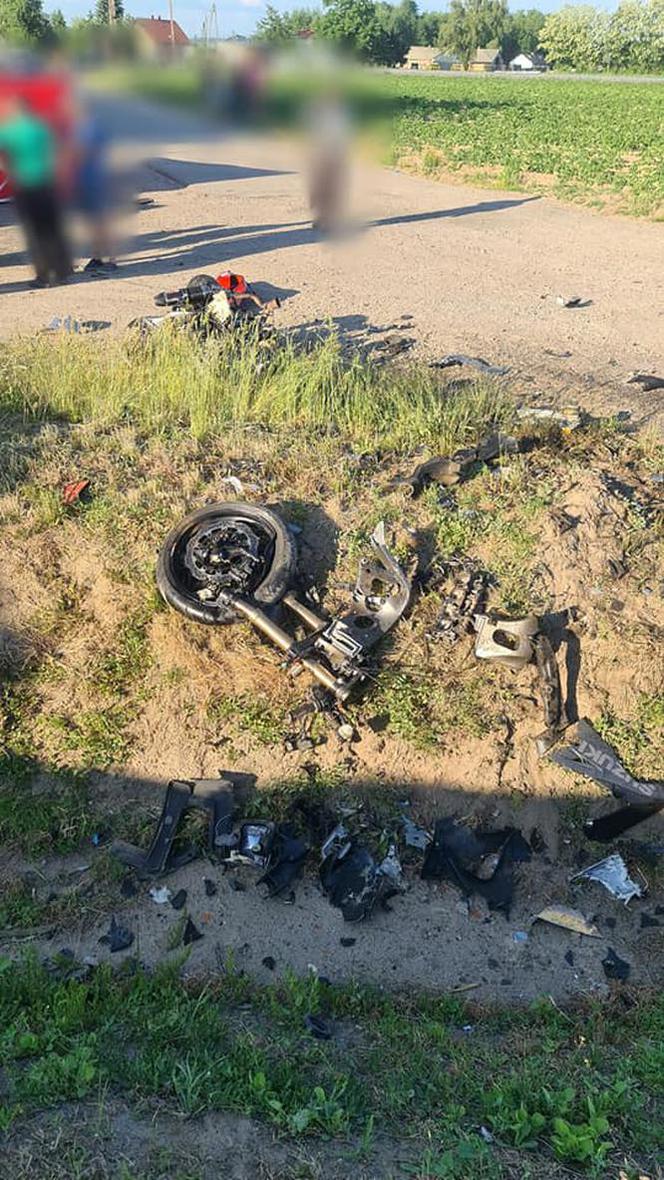 Dłużniewo. Motocykl roztrzaskany na kawałki! 33-latek zginął przez innego kierowcę [ZDJĘCIA]
