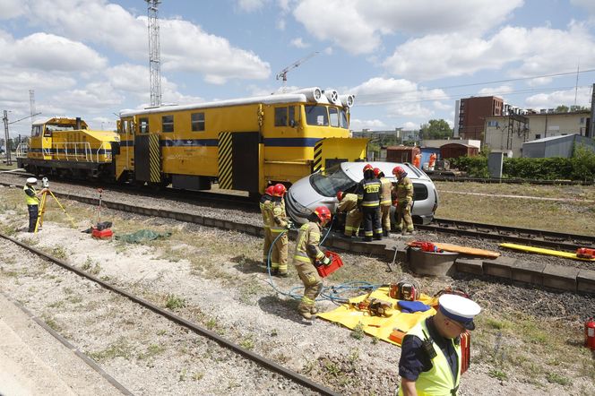 Kontrolowane zderzenie pociągu z osobówką