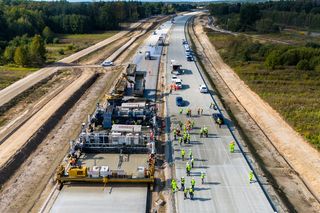 Potwór na gąsiennicach układa niskoemisyjną nawierzchnię na autostradzie A2