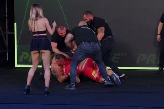 PRIME MMA: Awantura! Jóźwiak i Waszka G zaczęli się szarpać na ziemi. Ochrona nie mogła ich rozdzielić