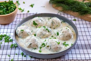 Przepis na pulpety w sosie chrzanowym. Aromatyczne danie na wielkanocny obiad 