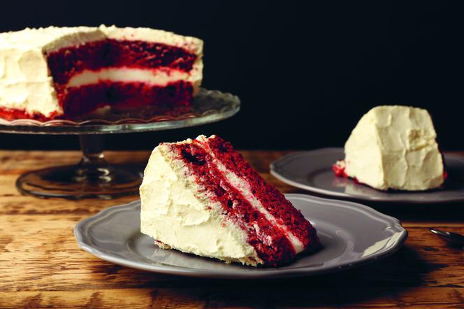 Red velvet z szarym kremem – tort Prawie Bezgłowego Nicka 