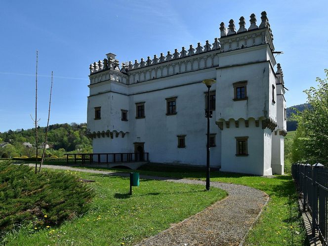 To najsławniejsza wieś w Małopolsce. Legenda głosi, że w miejscowym dworze zamieszkały diabły