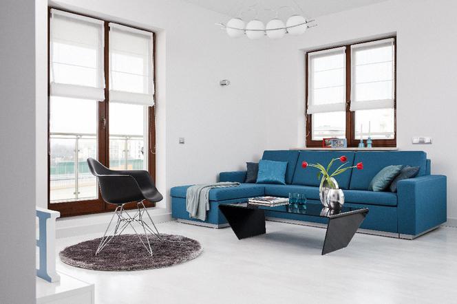 Aranżacja salonu z turkusową nutą. Nowoczesny salon z kuchnią