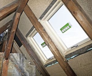 Montaż okien połaciowych: podwyższony, na poziomie 0, obniżony. Jak wstawić okno dachowe