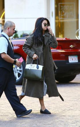Selena Gomez przed hotelem Peninsula w Beverly Hills