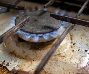 Mieszam ze sobą te dwa składniki i czyszczę nimi palniki kuchenki gazowej. Brud i spalenizna rozpuszczają się na moich oczach. Czyszczenie palników kuchenki gazowej