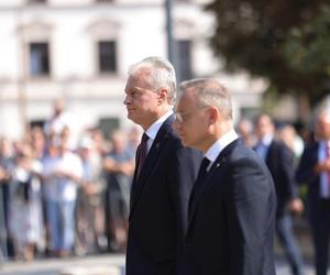 Wizyta prezydenta Polski i Litwy w Lublinie.  Andrzej Duda i Gitanas Nauseda złożyli wieńce przed pomnikiem Unii Lubelskiej. ZDJĘCIA