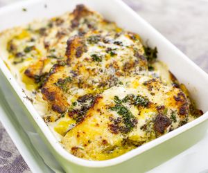 Ryba, pieczarki i ser to świetne połączenie. Wystarczy wstawić do piekarnika