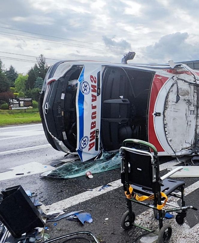 Tuszyn. Wypadek karetki. Uderzyła w nią 35-latka z dzieckiem [ZDJĘCIA]