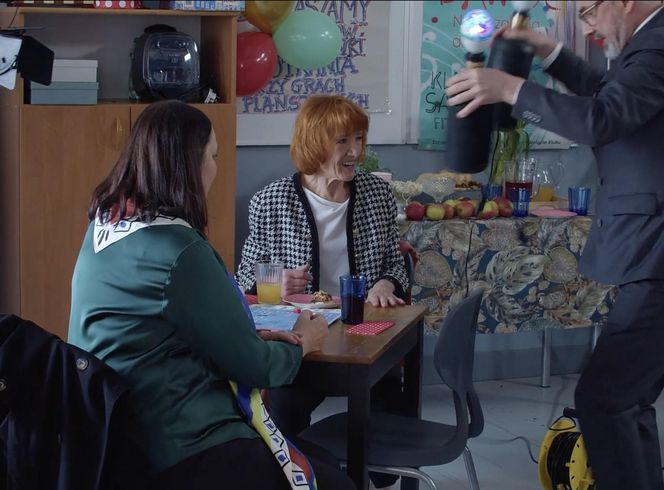 M jak miłość, po wakacjach. Adam Werner (Jacek Kopczyński), Krysia (Hanna Mikuć), pani Ola (Ewa Kolasińska)