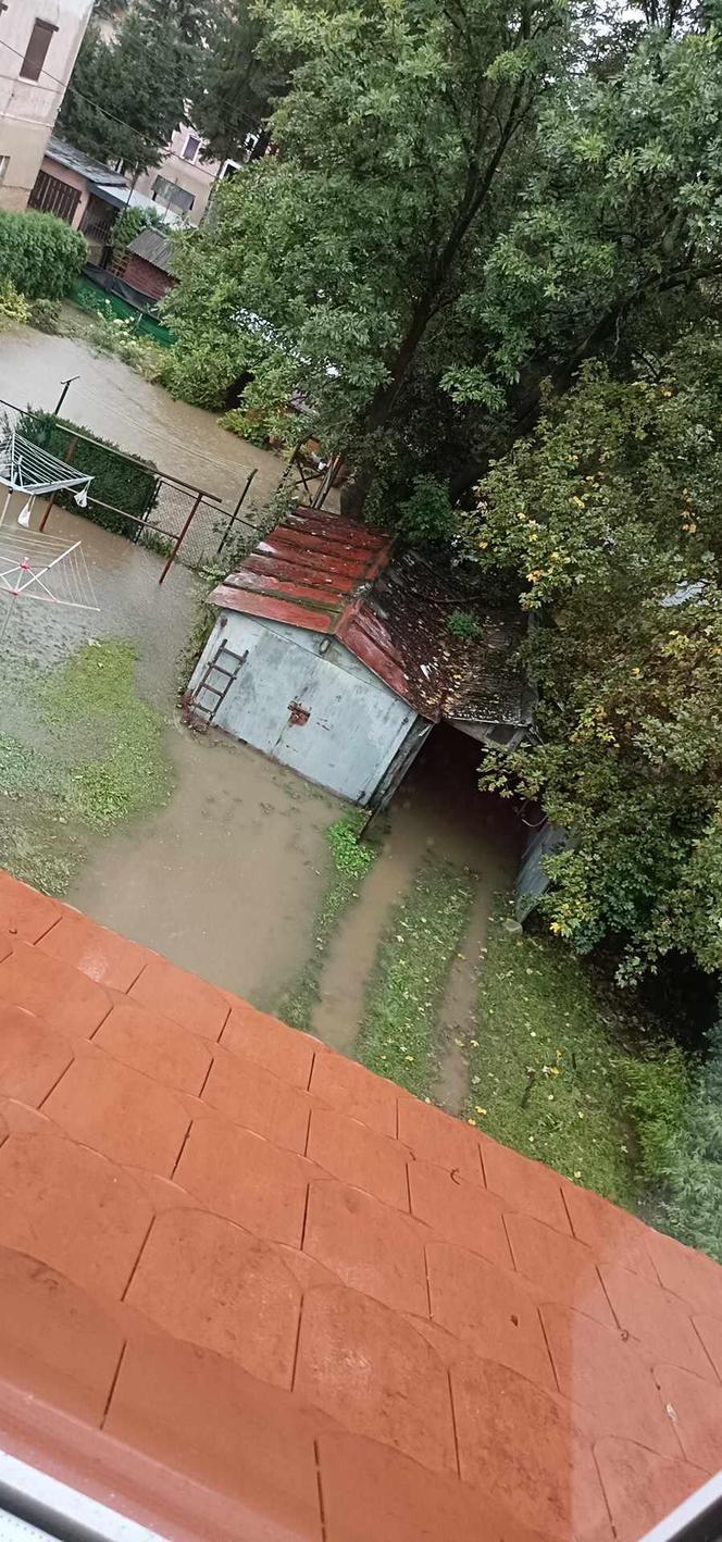 Krytyczna sytuacja w Kłodzku. "Okropnie leje, ulice i domy zalane, potrzebujemy pomocy"