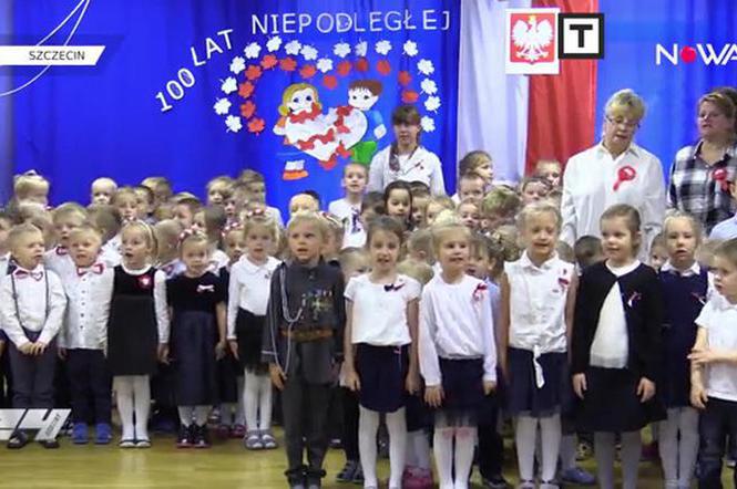 Dzieci z Żagielka śpiewają hymn
