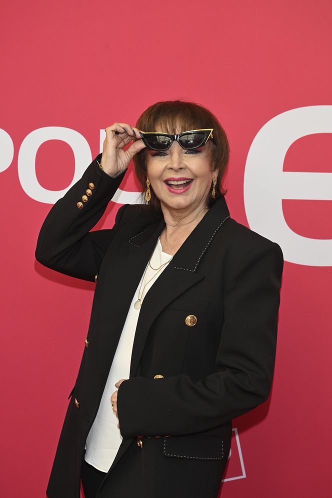 Konferencja prasowa 62. edycji Krajowego Festiwalu Polskiej Piosenki w Opolu. Tłum gwiazd na czerwonym dywanie