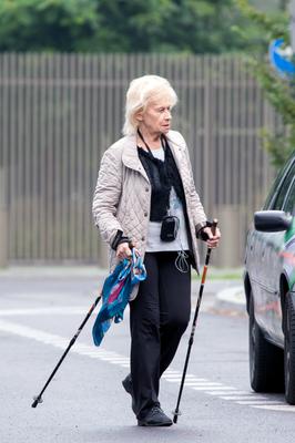 1 publ_Krystyna Loska ćwiczy z kijkami