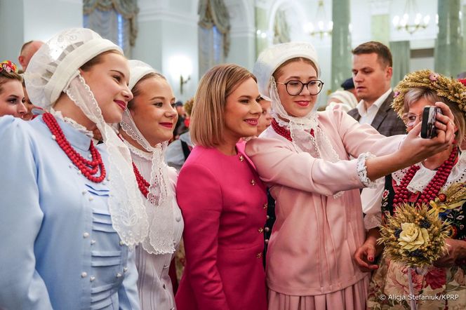 Marta Nawrocka w różu zachwyca na dożynkach! Wiemy, kto wygrał konkurs na najpiękniejszy wieniec
