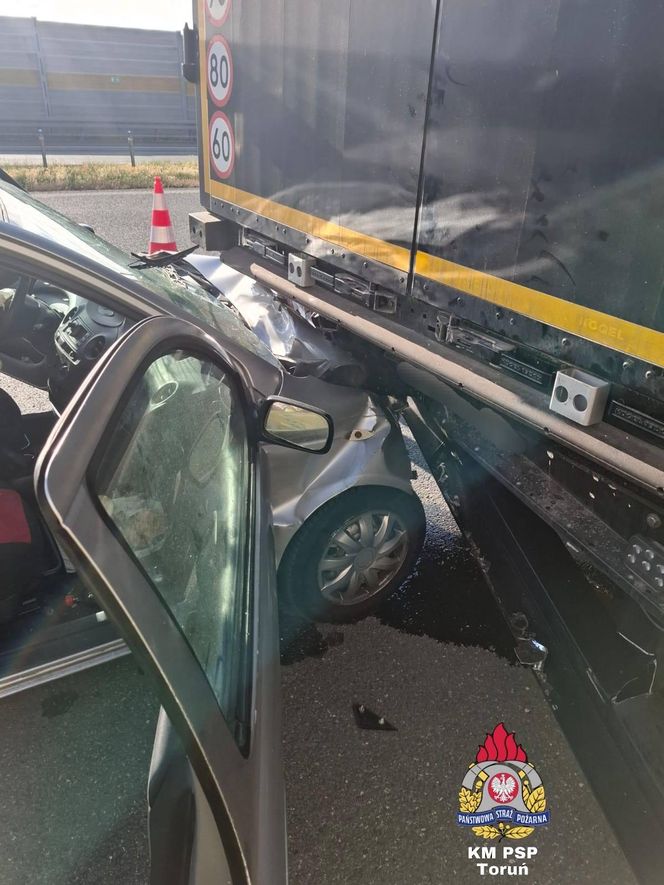 Wypadek na A1. Samochód wjechał w tył ciężarówki