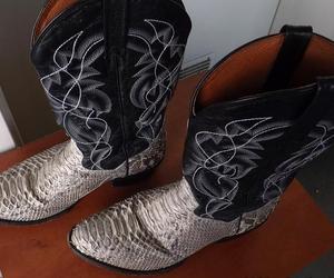   KAS: „Niewygodne” buty z węża – celnicy w akcji