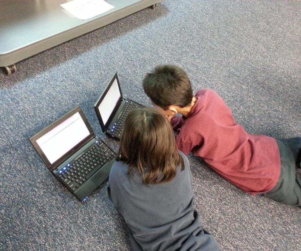 Laptopy dla uczniów. Kiedy czwartoklasiści z Łomży dostaną laptopy?